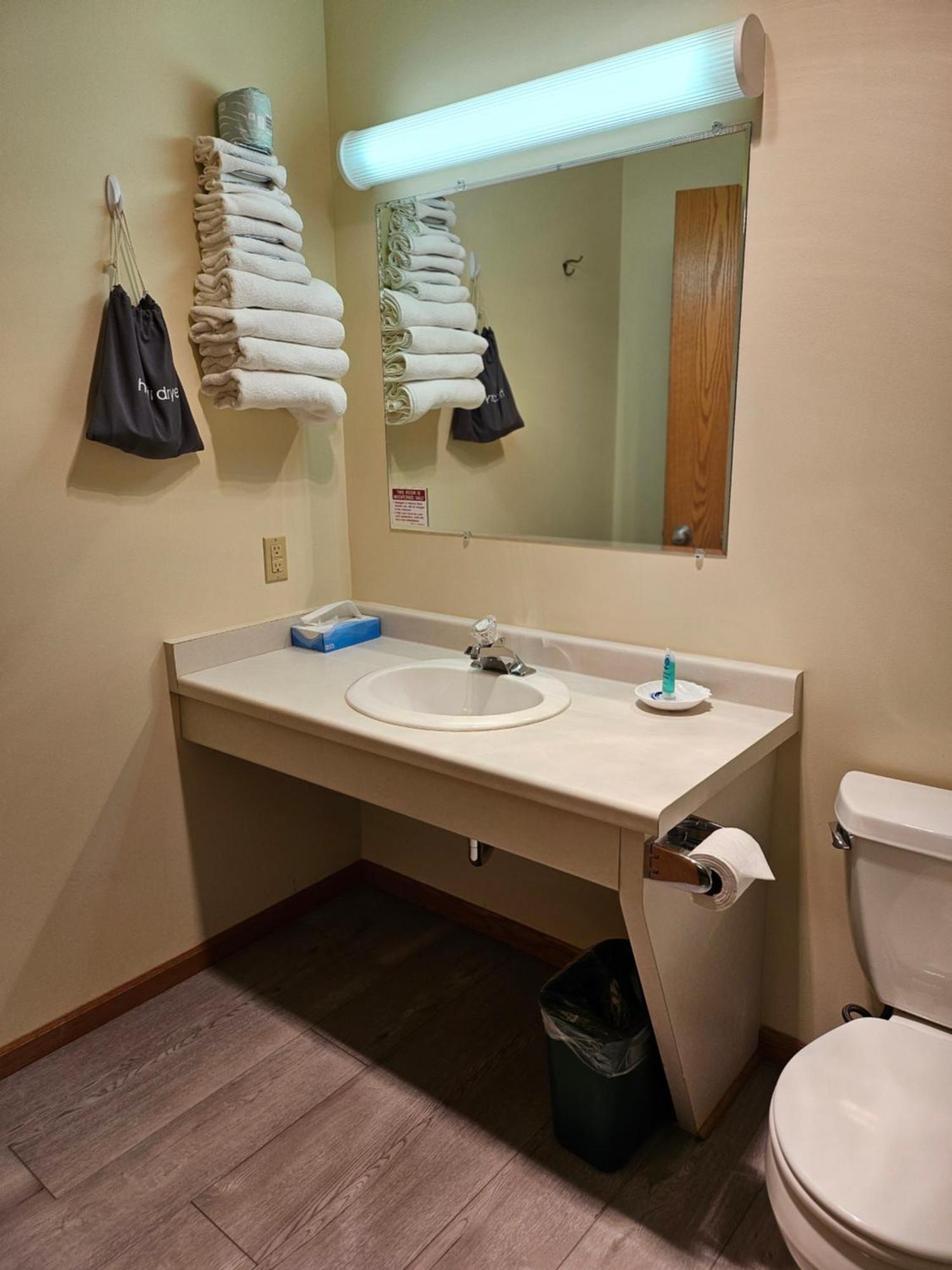 Lincoln Host Motor Inn Escanaba Zimmer foto